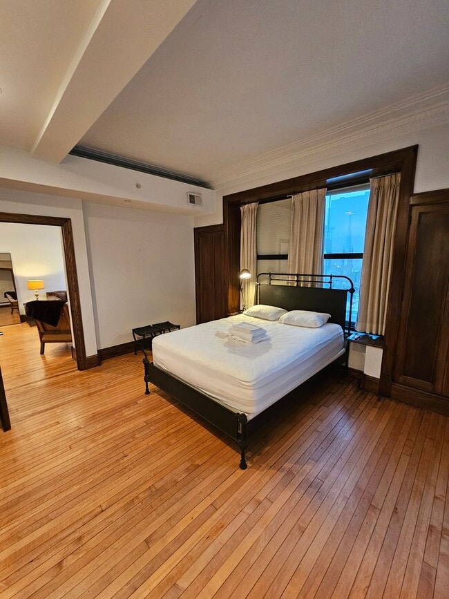 Building Photo - Fully Furnished Public Square Apartment!!!