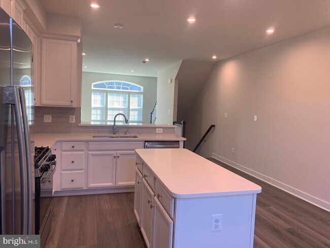 Building Photo - 14036 Sunrise Valley Dr