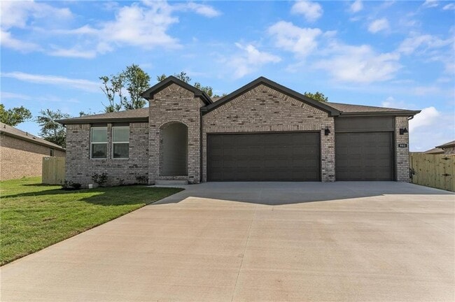 Building Photo - 981 PEBBLE Dr