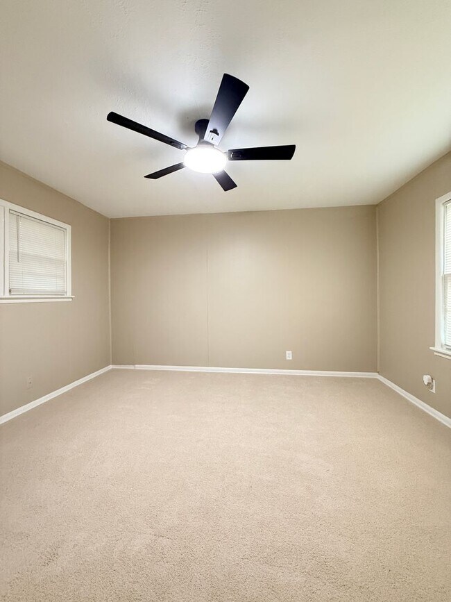 Building Photo - 1 Bedroom 1 Bath - Updated