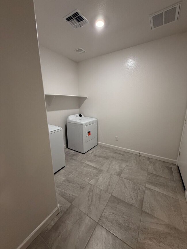 Building Photo - 1481 N Fenway Dr