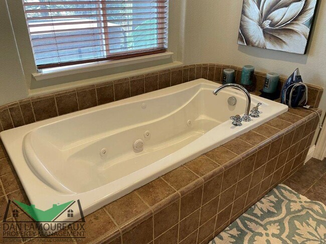 Building Photo - Executive Home in Gated Community Wildwings