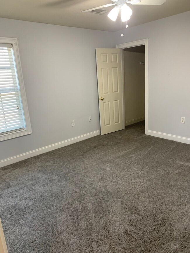 Building Photo - Eagles Landing 4 Bedroom Available for Fall 2026!!