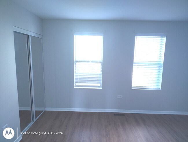 Building Photo - 2367 E 70th Pl