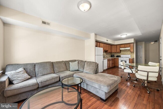 Building Photo - 1240 S 45th St