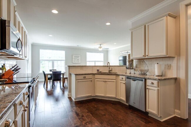 Building Photo - 3-bedroom, 2.5-bath home with a 2-car garage in the sought-after Gateway Village community of Fra...