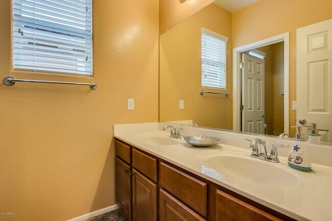 Building Photo - GREAT LOCATION!  Fabulous move-in ready 5 bed /3 bath home in south Tempe