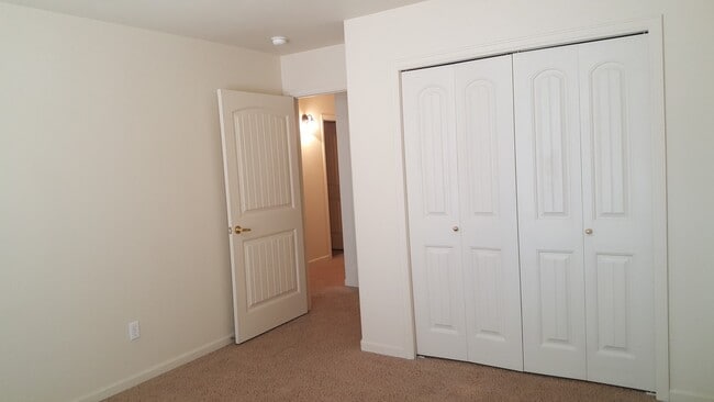 Building Photo - 925 S Meadow Ct