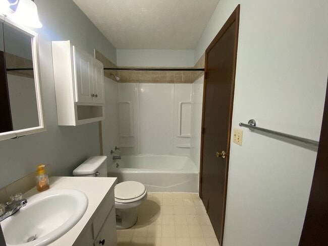Building Photo - 3 Bedroom Home with Attached Garage!
