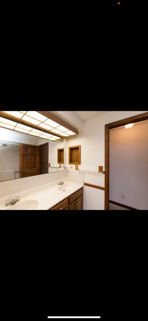 Building Photo - Welcome home to this 4-bedroom home in Kettering