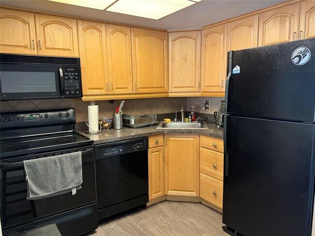 Building Photo - 1110 N Riverside Dr