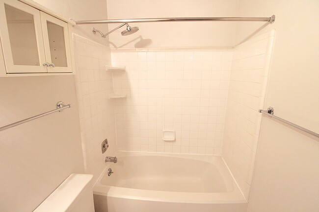 Building Photo - 2 Bedroom Condo in South Park!