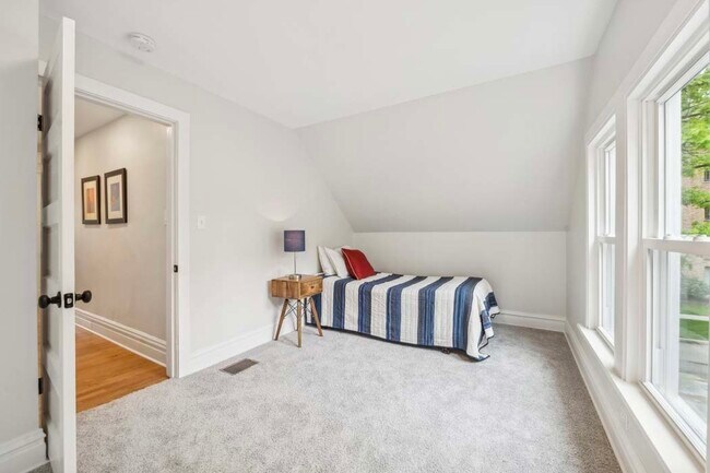 Building Photo - 2429 Central St