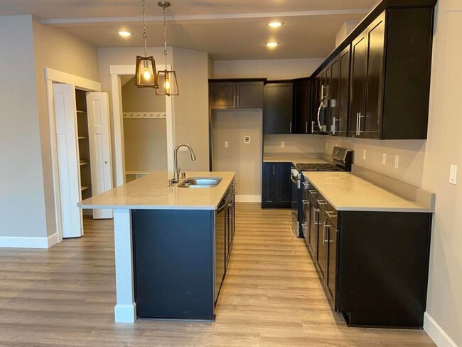 Building Photo - South Anchorage 3 Bedroom Duplex!