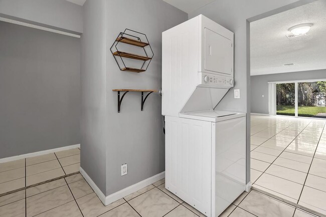 Building Photo - 915 S N St