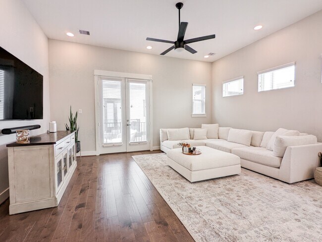 Building Photo - 1114 W 15th 1/2 St