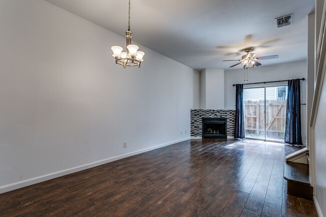 Building Photo - UPDATED 2-BEDROOM TOWNHOME AT NORTH PARK T...