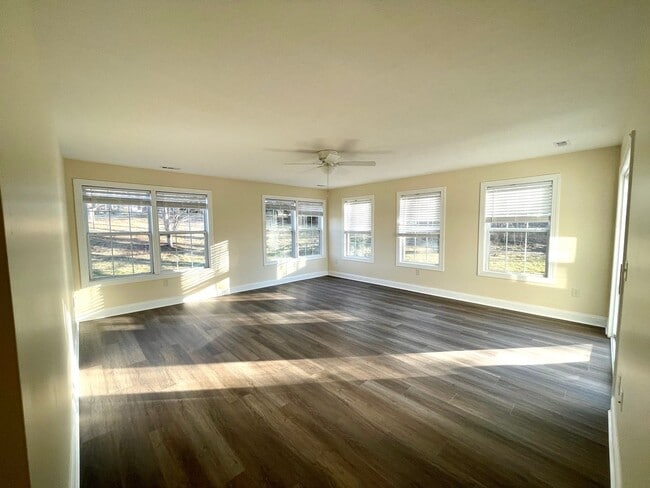 Building Photo - Spacious 4 Bedroom 2.5 Bath Home