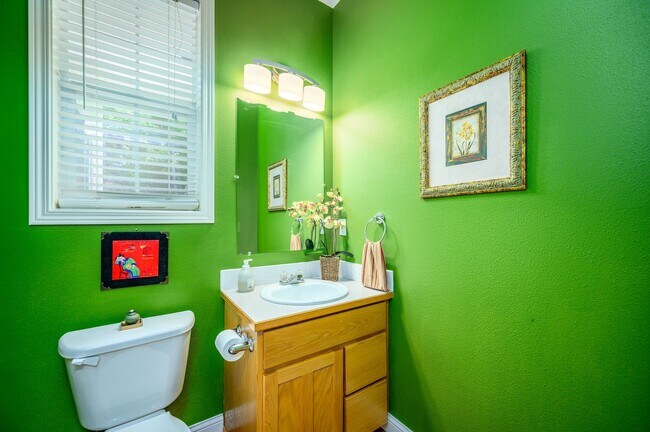 Building Photo - Large 3 Bed, 2.5 Bath Home in McMinnville-...