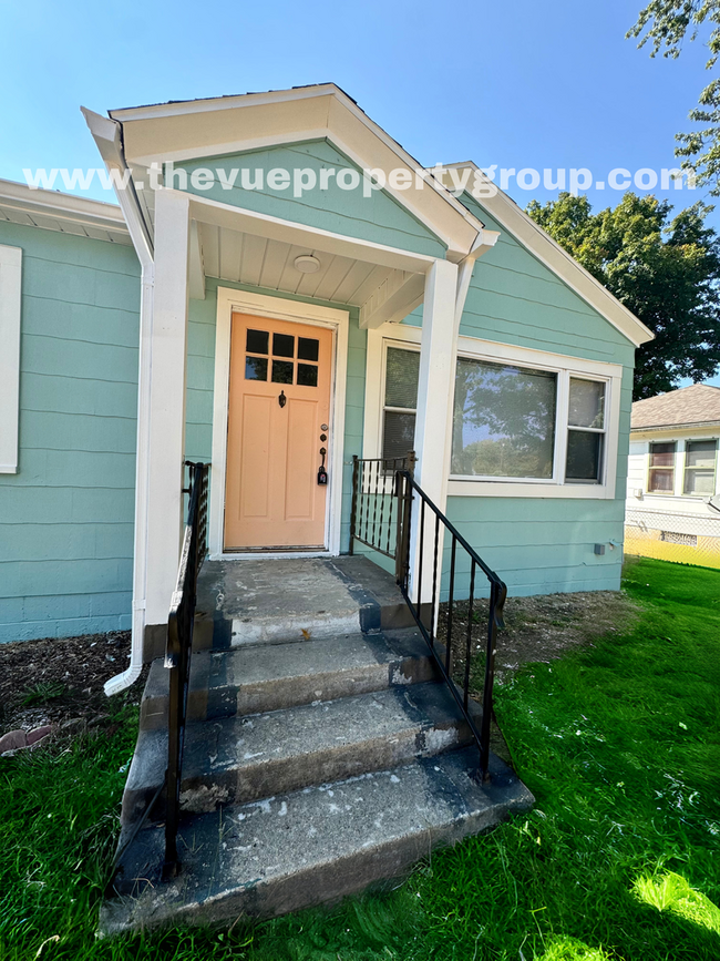 Building Photo - Charming 2 bed, 1 bath with fenced in yard...