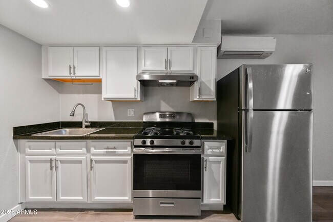 Building Photo - 3025 N 32nd St