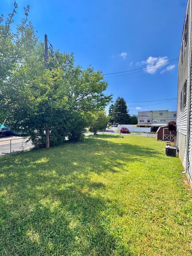 Building Photo - SUPER CLEAN THREE BEDROOM TOWNHOME
