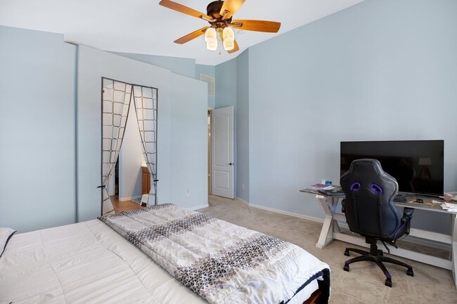 Building Photo - Charming Home with heated Pool & Spa! Amaz...