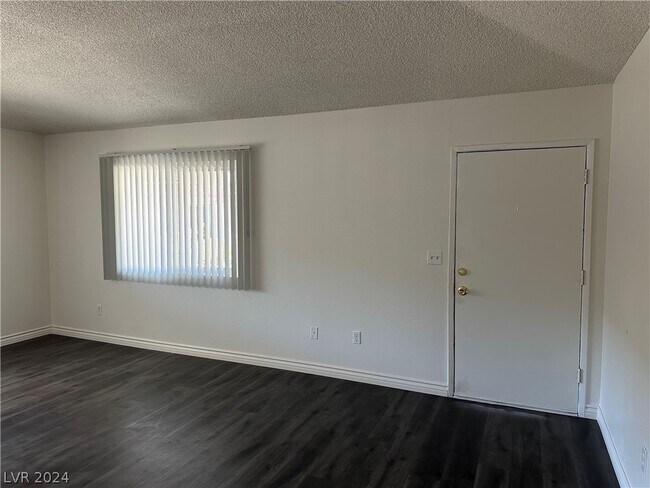 Building Photo - 1121 Willow Tree Dr