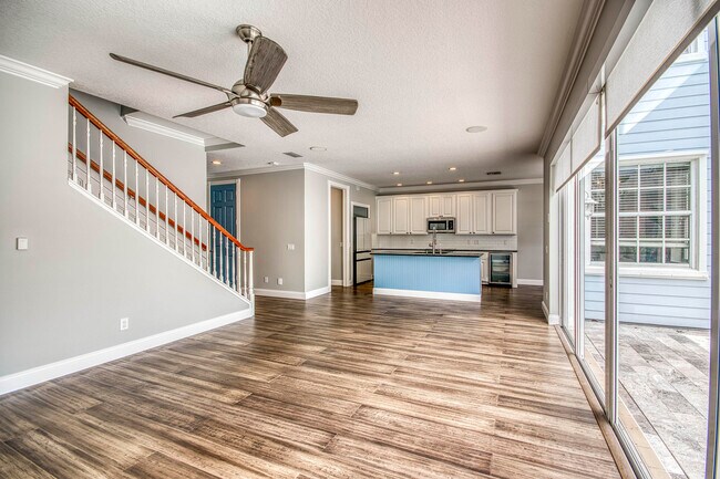 Building Photo - 240 Poinciana Dr