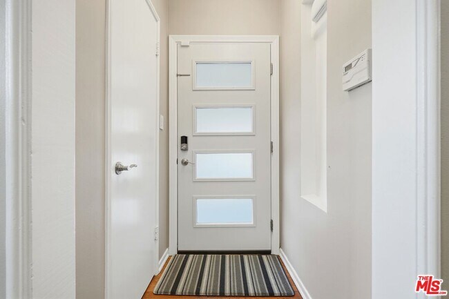 Building Photo - 15040 Hamlin St