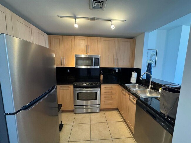 Building Photo - 511 SE 5 Ave