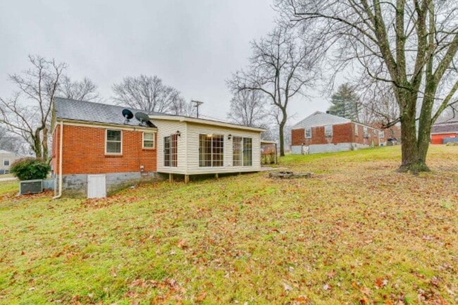 Building Photo - Beautiful Donelson Home in Great Location ...