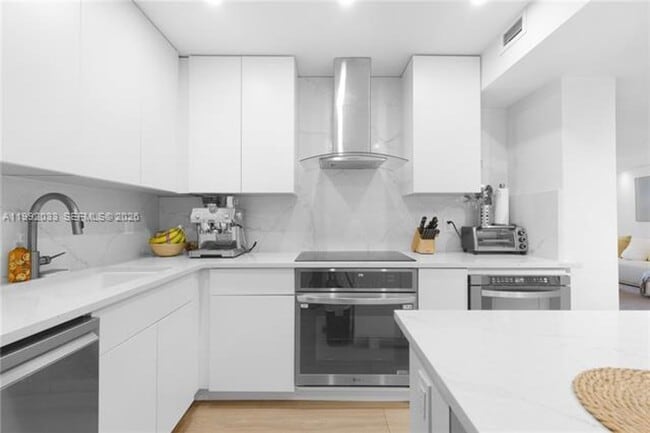 Building Photo - 5161 Collins Ave