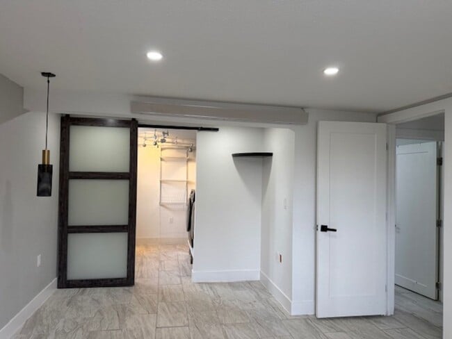 Building Photo - Fifth 801