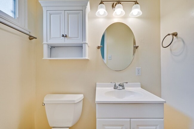 Building Photo - Charming 3-bedroom, 2-bathroom ranch-style...
