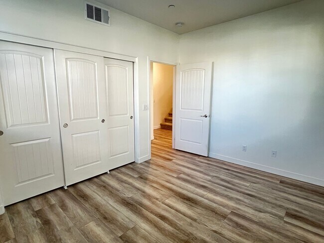 Building Photo - Spacious 3 bedroom, 3-bathroom condo for rent