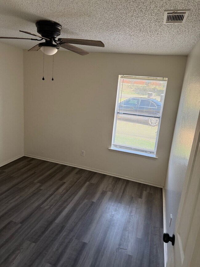 Building Photo - Newly Updated 2 Bed / 1 Bath Duplex