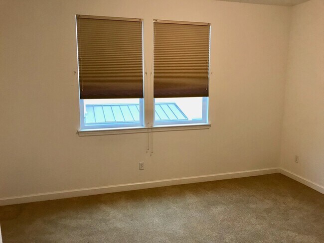 Building Photo - Meticulously Maintained 3 Bed 3 Bath Townh...