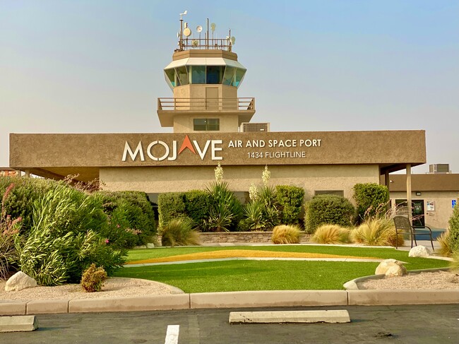 Less than 5 minutes to the Mojave Spaceport . Roll out of bed to work! - 15875 Lawrence Dr