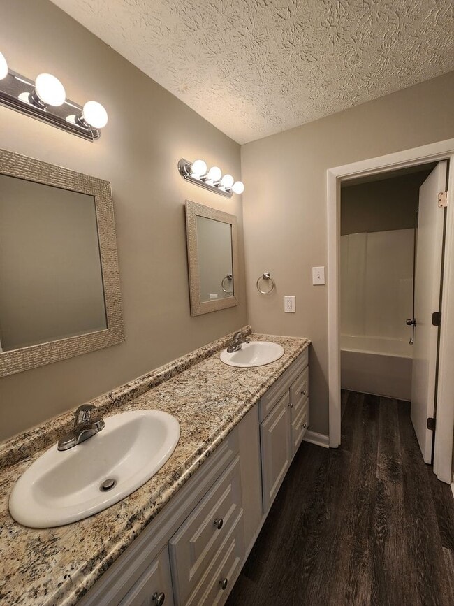 Building Photo - Maryville 37804 - 2 bedroom, 1.5 bath town...