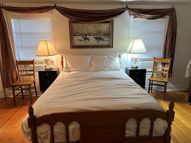 Building Photo - 212 N Resident St