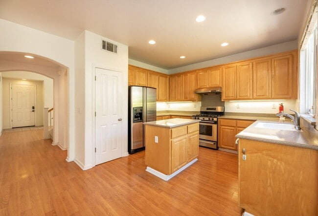 Building Photo - Large Single Family Home in Desirable Univ...