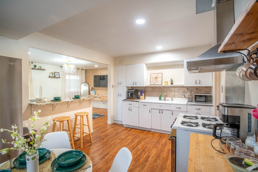 Building Photo - 6203 Thorn St