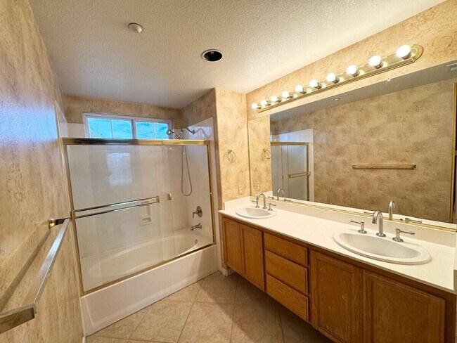 Building Photo - STUNNING & SPACIOUS 4 BEDROOM HOME IN LIVE...