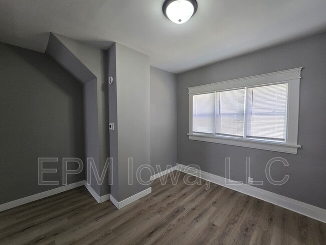 Building Photo - 733 Baltimore St