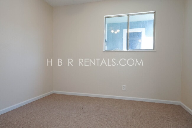 Building Photo - Spacious Family Retreat in Manteca, Ready ...