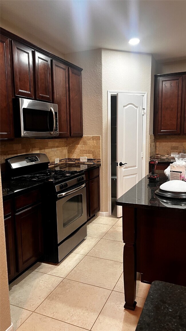 Building Photo - 208 Forest Peak Way