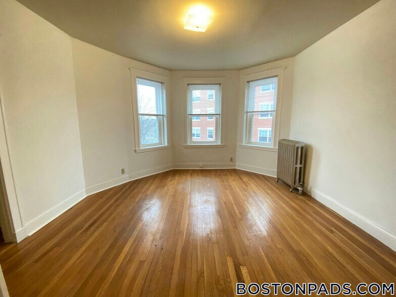 Building Photo - 143 Park Dr