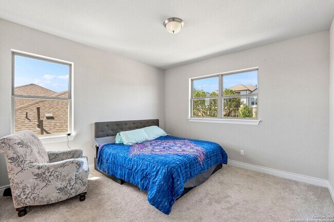 Building Photo - Charming Home Awaits: Spacious & in a Prime Location