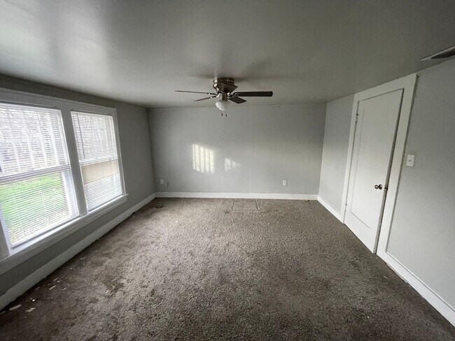 Building Photo - 5 bedroom, 2 bath